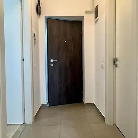 Flat In A Quiet Area - Carol Park *