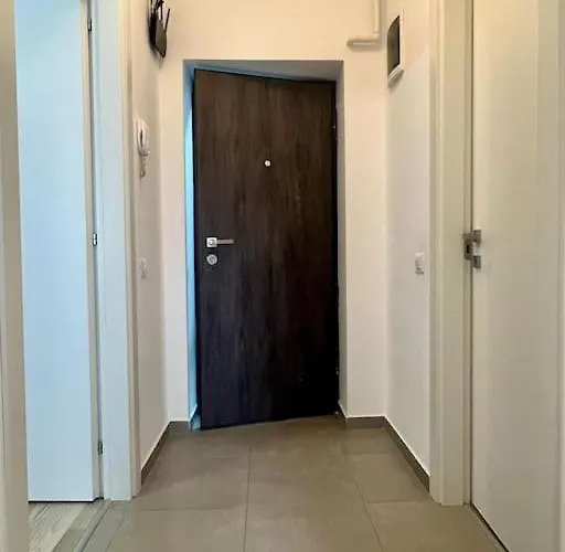 Flat In A Quiet Area - Carol Park *