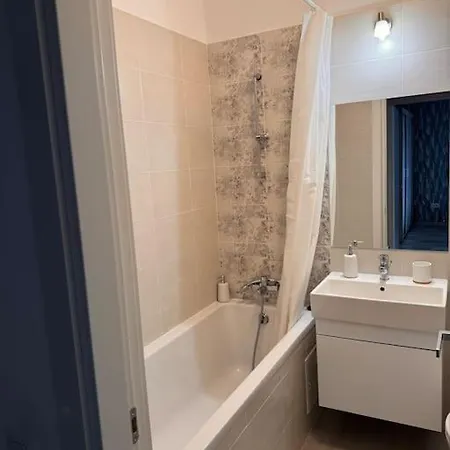 Flat In A Quiet Area - Carol Park Апартаменты *