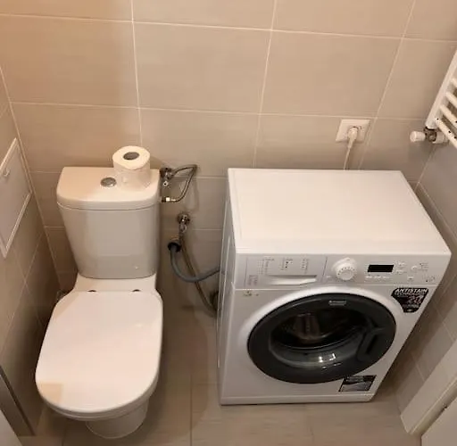 Flat In A Quiet Area - Carol Park Apartman