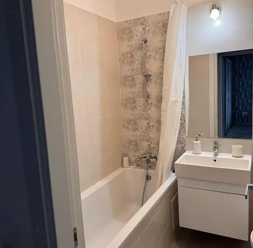 Flat In A Quiet Area - Carol Park Apartment *